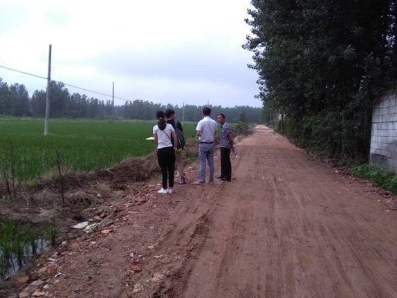 镇人大主席陈小伍谋化道路建设.jpg