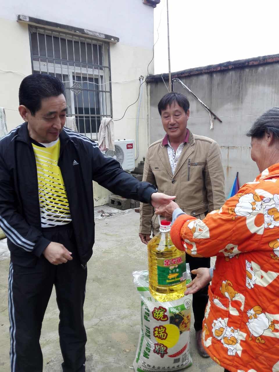 凤阳县总铺镇人大代表中秋节前慰问贫困户家庭.jpg