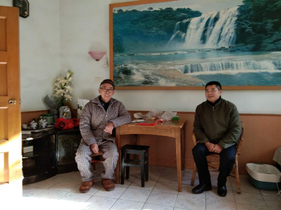 刘长远慰问孙庆国.jpg