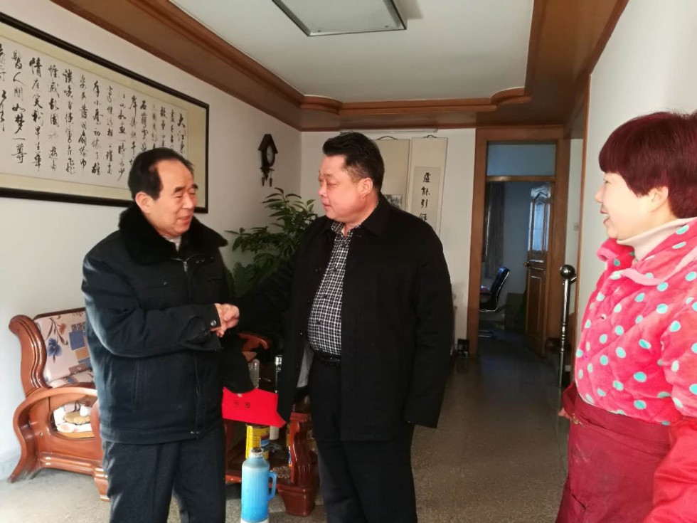 张朝礼慰问高中言.jpg