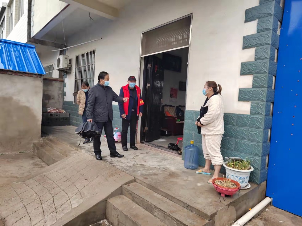 张主席在村里1.jpg