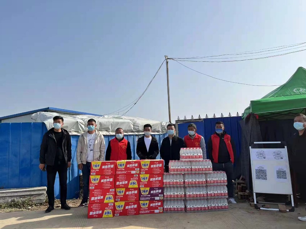 市人大代表、凤阳县佳博蔬菜种植专业合作社理事长孟庆兵慰问卡口值守人员.jpg