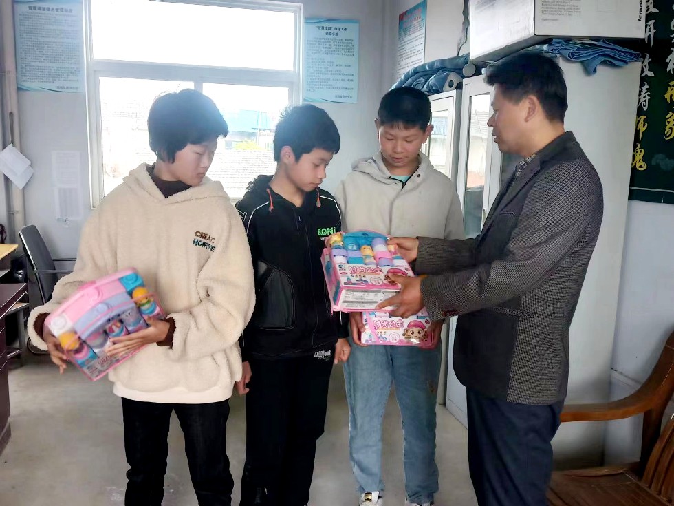 李广才代表赠送学习用品给残疾学生.jpg