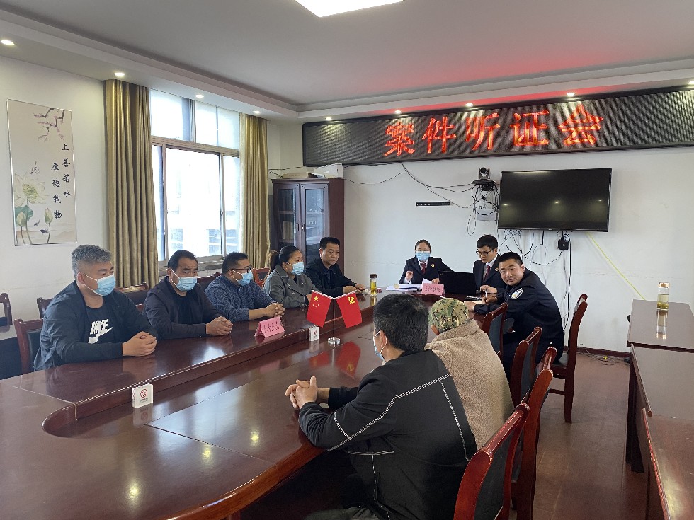 人大代表参加听证会.jpg