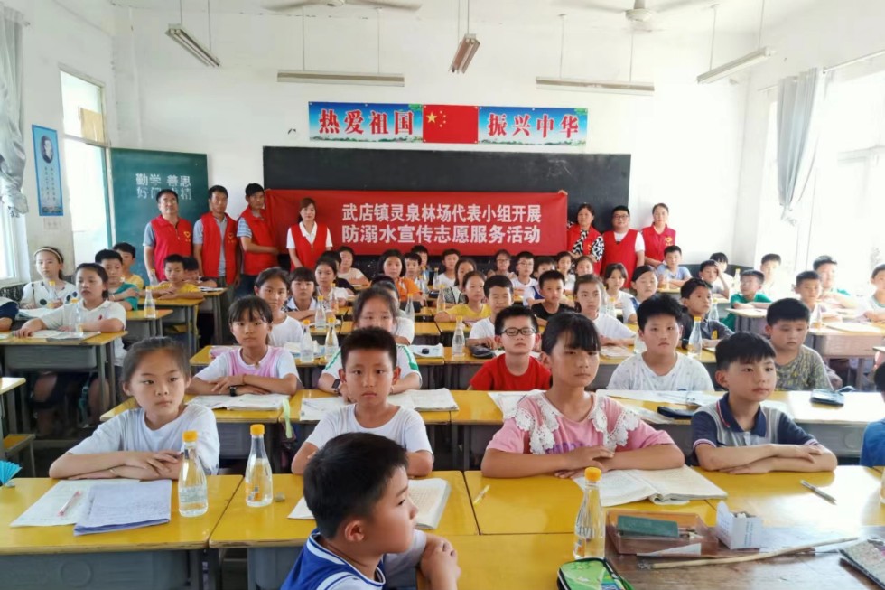 代表小组宣传防溺水志愿活动.jpg