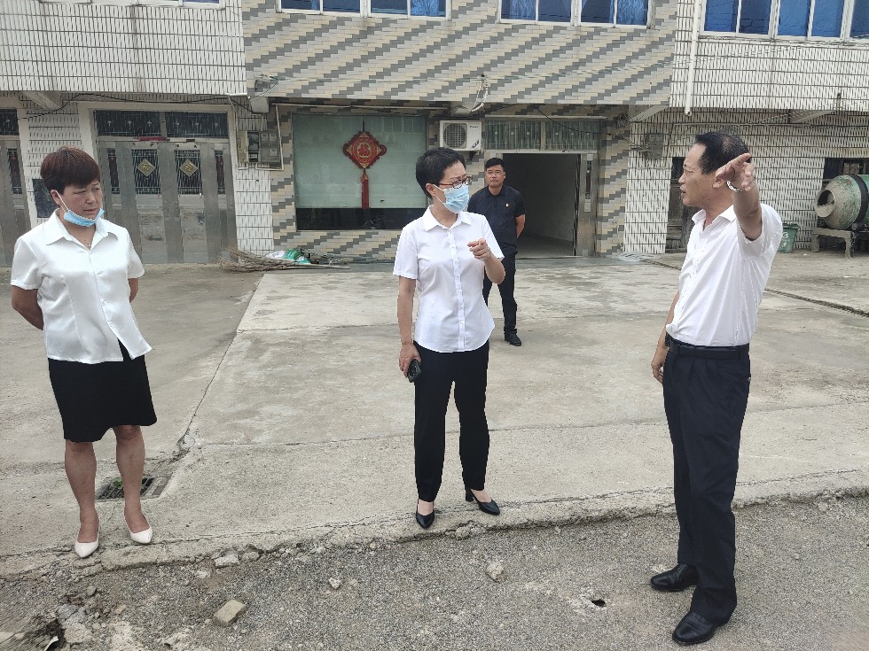 县人大财经工委主任陈涵调研红梅路两侧三里段道路硬化加宽工程项目施工情况4.jpg