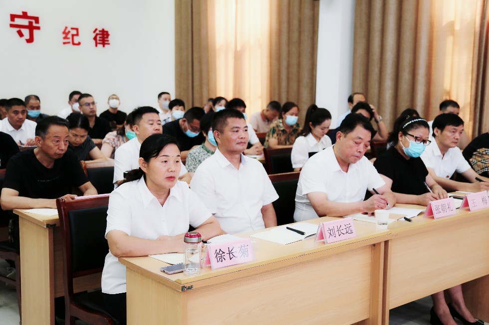 凤阳县十七届人大代表们在认真听课_proc.jpg