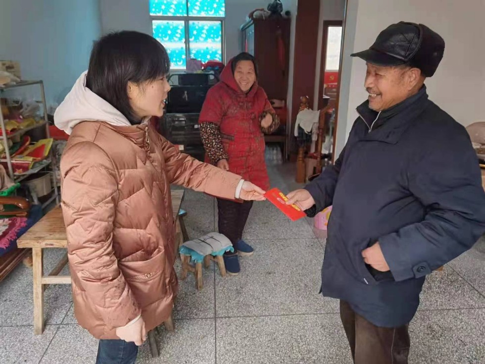 陈梅代表在看望困难群众王绍江.jpg