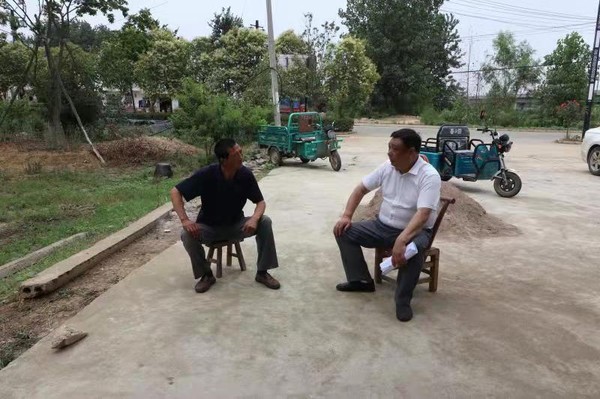 县人大代表刘群调研脱贫户养殖.jpg