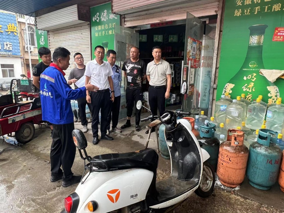 人大主席傅吉满带队开展燃气安全隐患排查.JPG