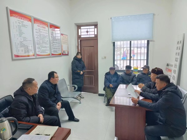 武主席、王主任在姚郢村村委会联合村干部处理因方圆机电占地赔偿引发的信访问题，与18户相关人员约谈解决事宜。.jpg