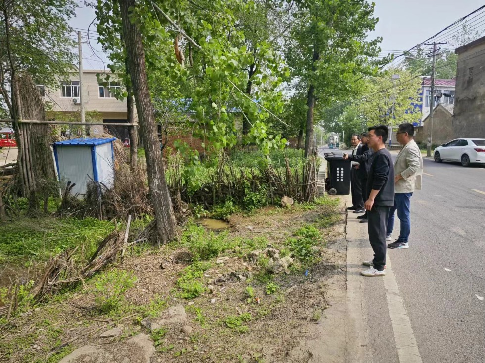 人大代表实地查看村（社区）人居环境整治成效.jpg