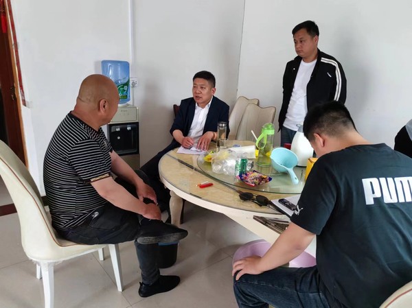 刘镇长、何主任及平安办工作人员到宫庄村、西泉社区查看安装光伏发电板农户并为其详细普及光伏发电诈骗知识，提醒其谨防农村光伏发电骗局。 (2).jpg
