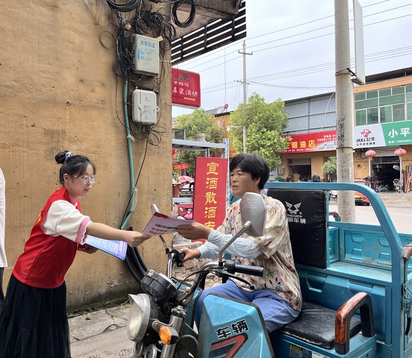 镇宣传部到农贸市场开展防溺水、民族宗教等宣传活动。4.jpg