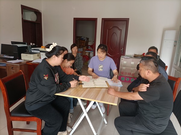 詹星月代表召开“小桌会议”解决群众民生问题.jpg