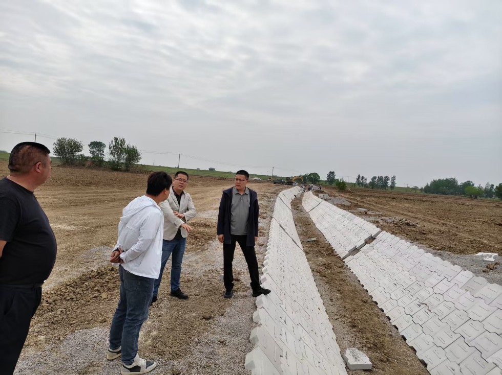 黄湾乡人大组织代表查看牛王村高标准农田建设项目.jpg
