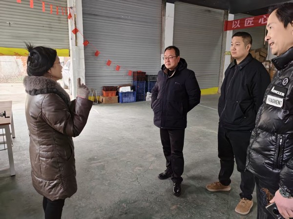 武春涛主席和柏云鹏站长到湘氏妹子食品有限公司参观指导，与负责人商谈扶持事宜。1.jpg