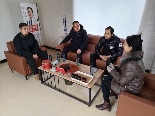 武春涛主席和柏云鹏站长到湘氏妹子食品有限公司参观指导，与负责人商谈扶持事宜。2.jpg